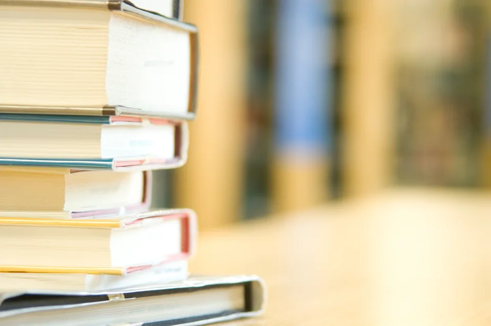 Стопка книг на светлом фоне